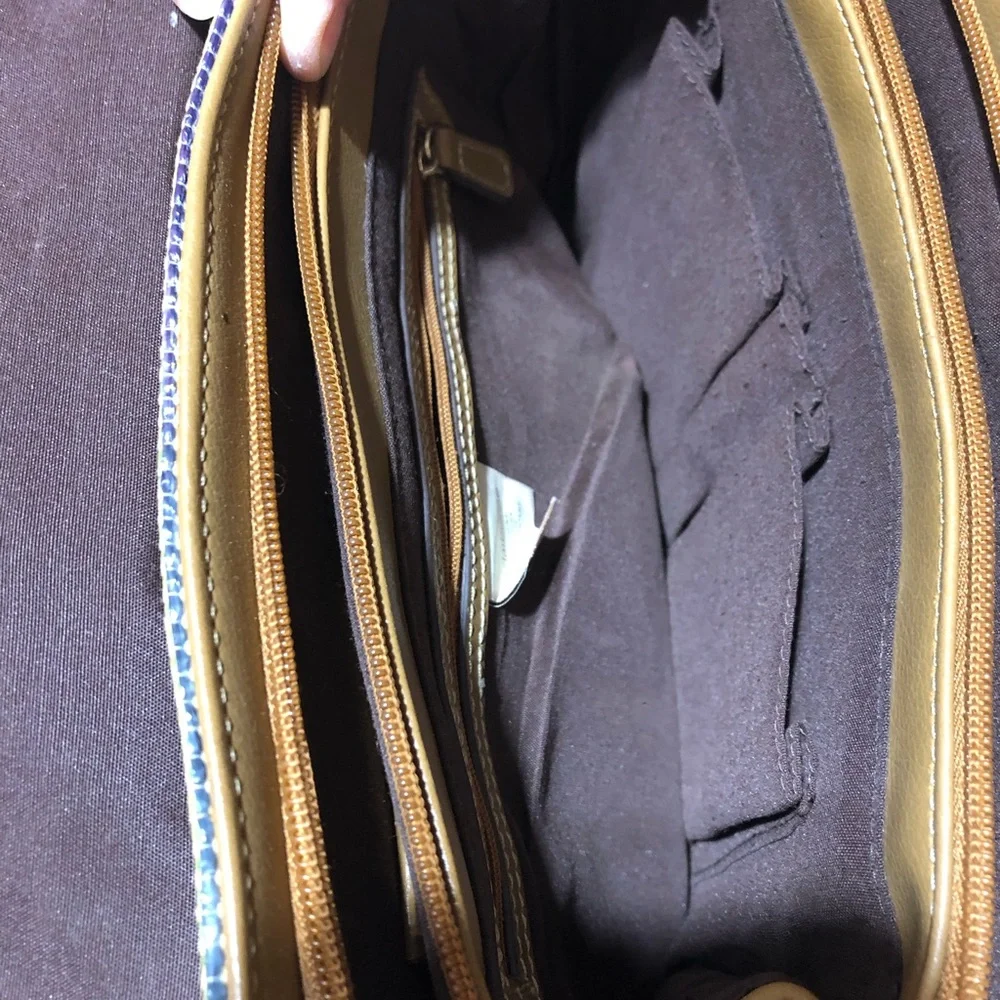 Liz Claiborne vintage purse. Like new condition see pictures for measurements.